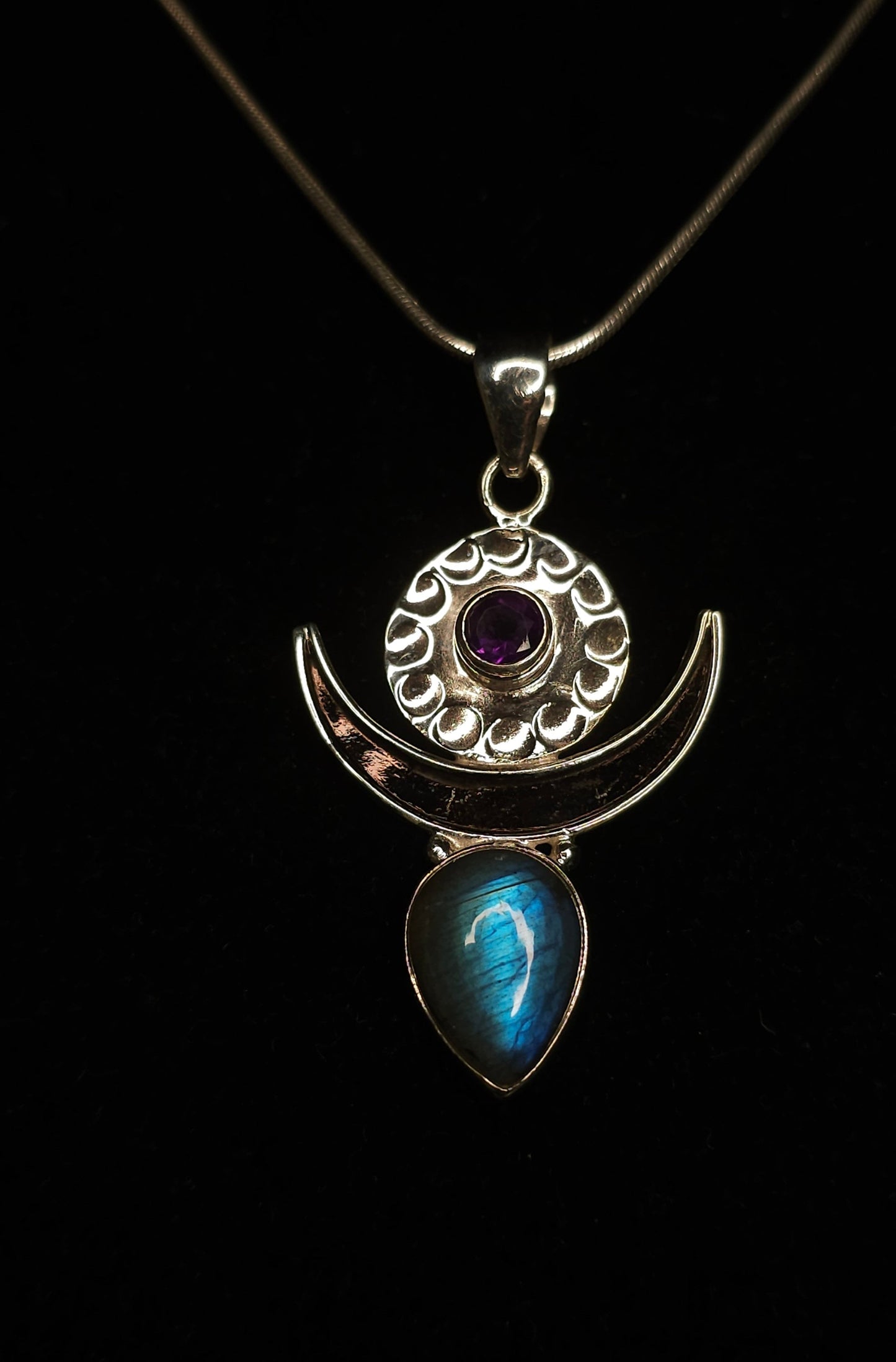 Necklace with “MOONGODDESS” Labradorite &amp; Amethyst Pendant set in 925 Silver