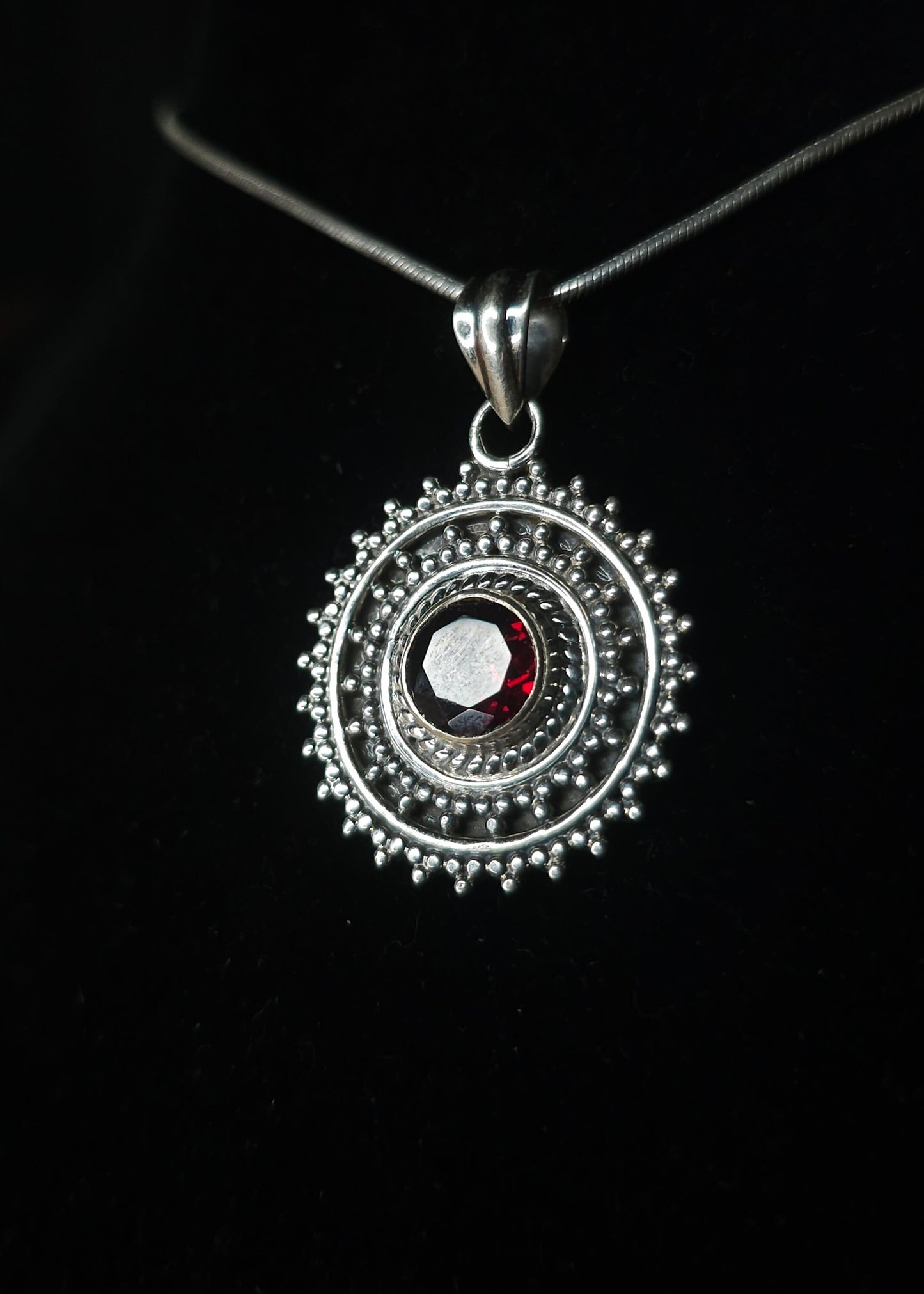 Collier "ATHENA" avec Pendentif Grenat Almandin serti en Argent 925