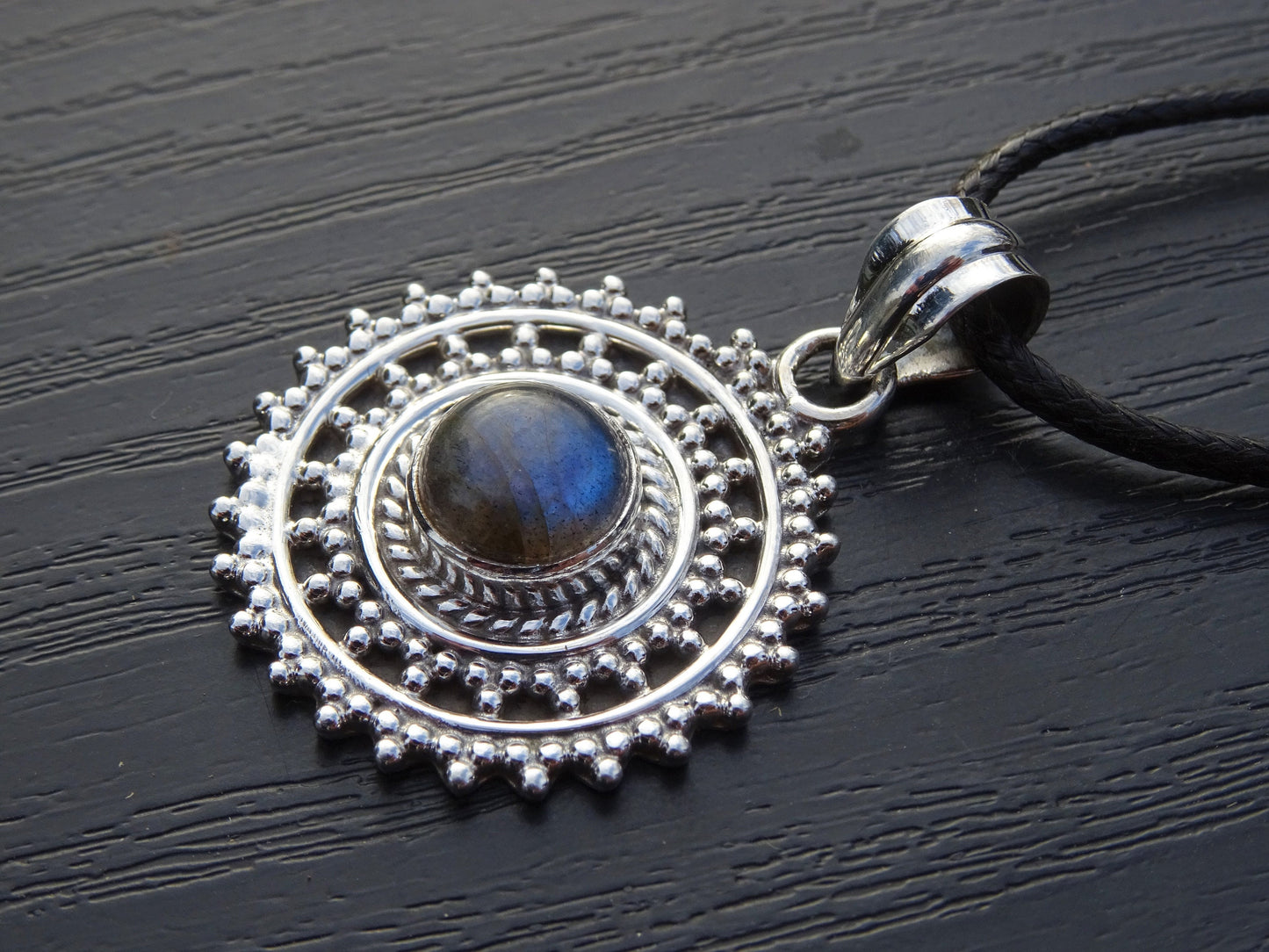 Collier "ATHENA" avec Pendentif Labradorite serti en Argent 925