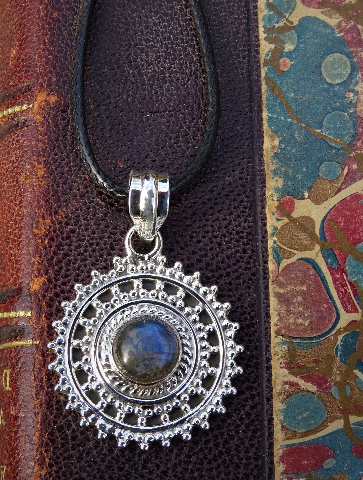 Collier "ATHENA" avec Pendentif Labradorite serti en Argent 925