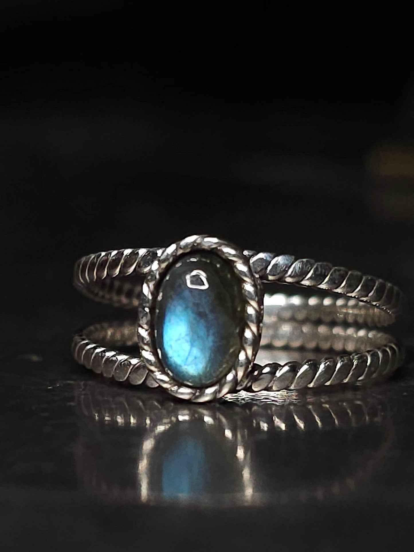 Ring UNIVERSAL Size 6 "APHRODITE" with Labradorite set in 925 Silver