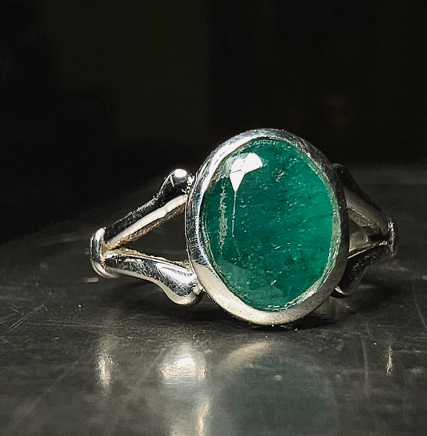 Ring Size 6 "ISIS" Emerald set in 925 Silver