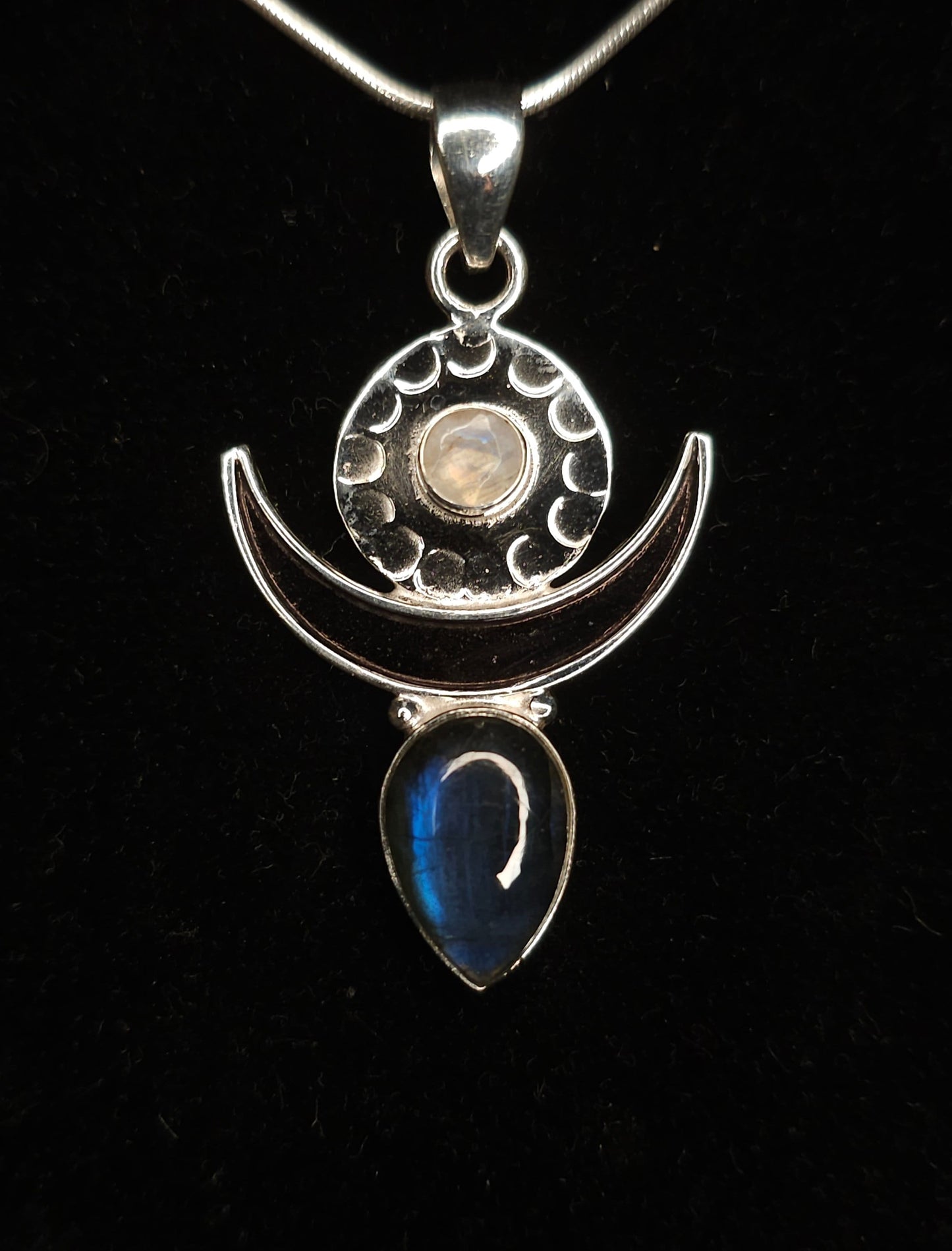 "MOONGODDESS" Necklace with Labradorite &amp; Moonstone Pendant set in 925 Silver