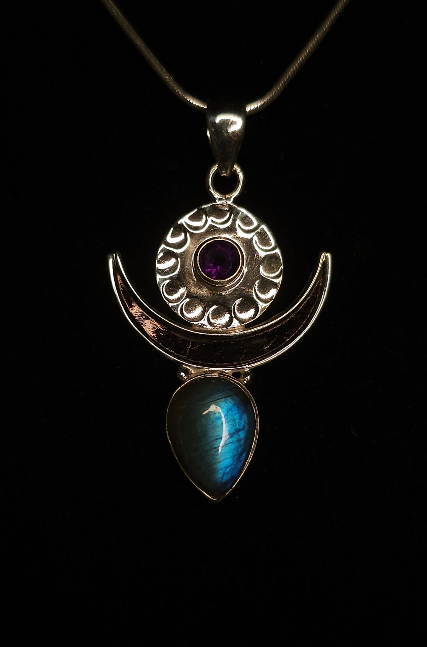 Necklace with “MOONGODDESS” Labradorite &amp; Amethyst Pendant set in 925 Silver