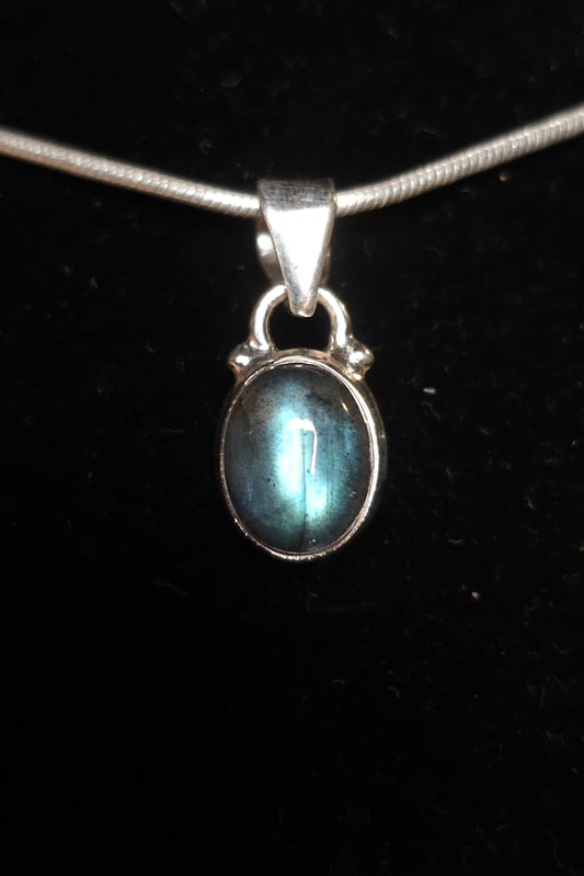 Collier "HECATE" avec Pendentif Labradorite serti en Argent 925