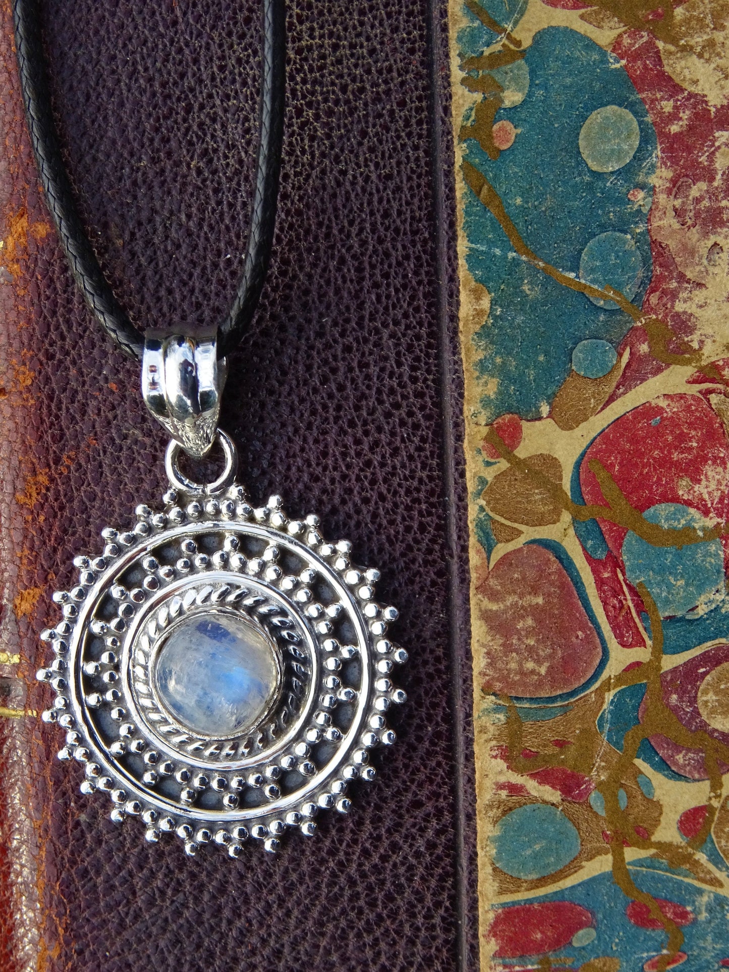 Collier "ATHENA" avec Pendentif Moonstone serti en Argent 925