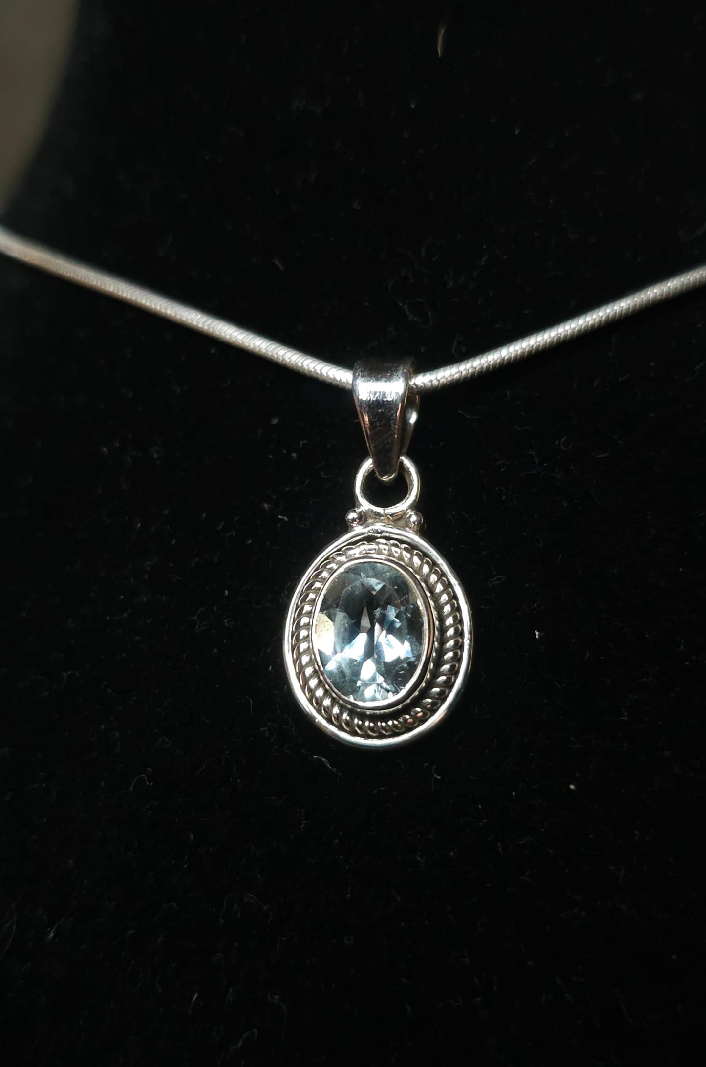 Collier "ARTEMIS" avec Pendentif Topaze Bleu serti en Argent 925