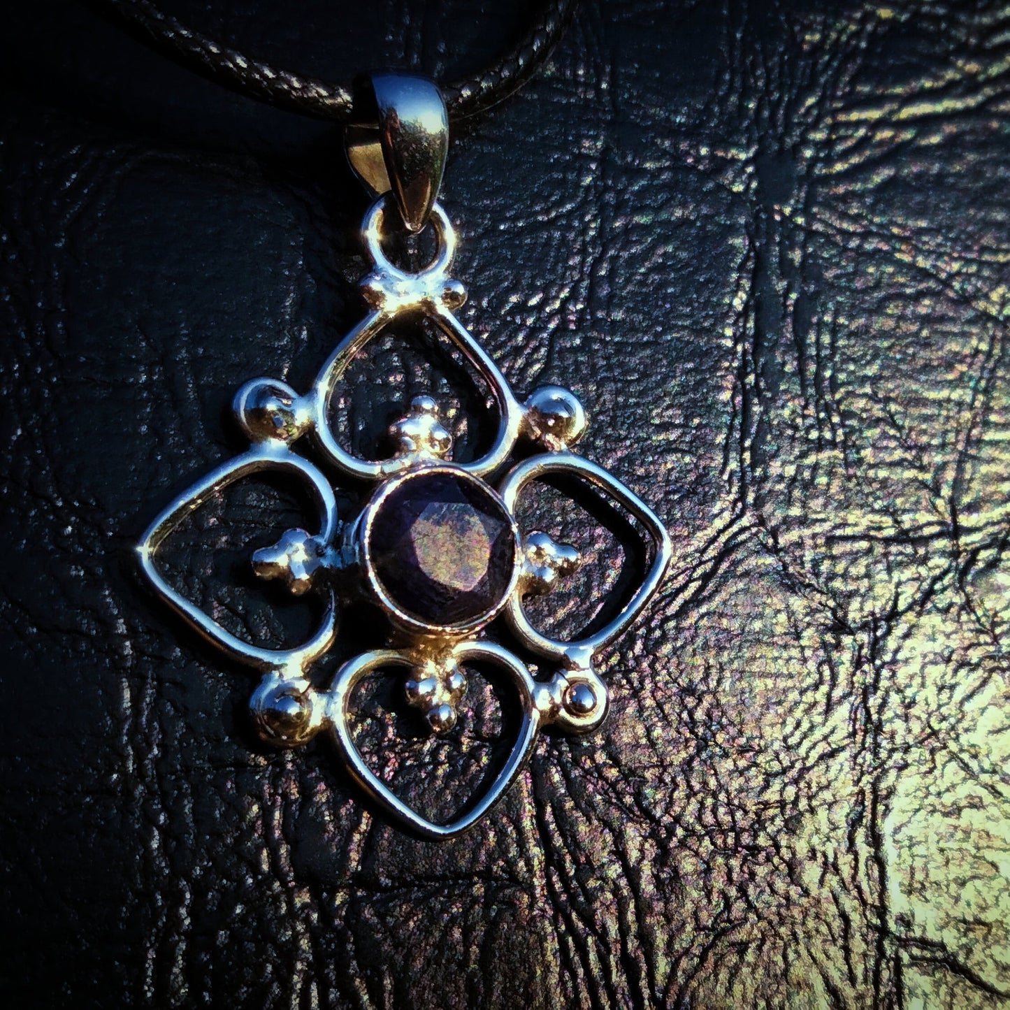 Collier "VENUS" avec Pendentif Saphir serti en Argent 925