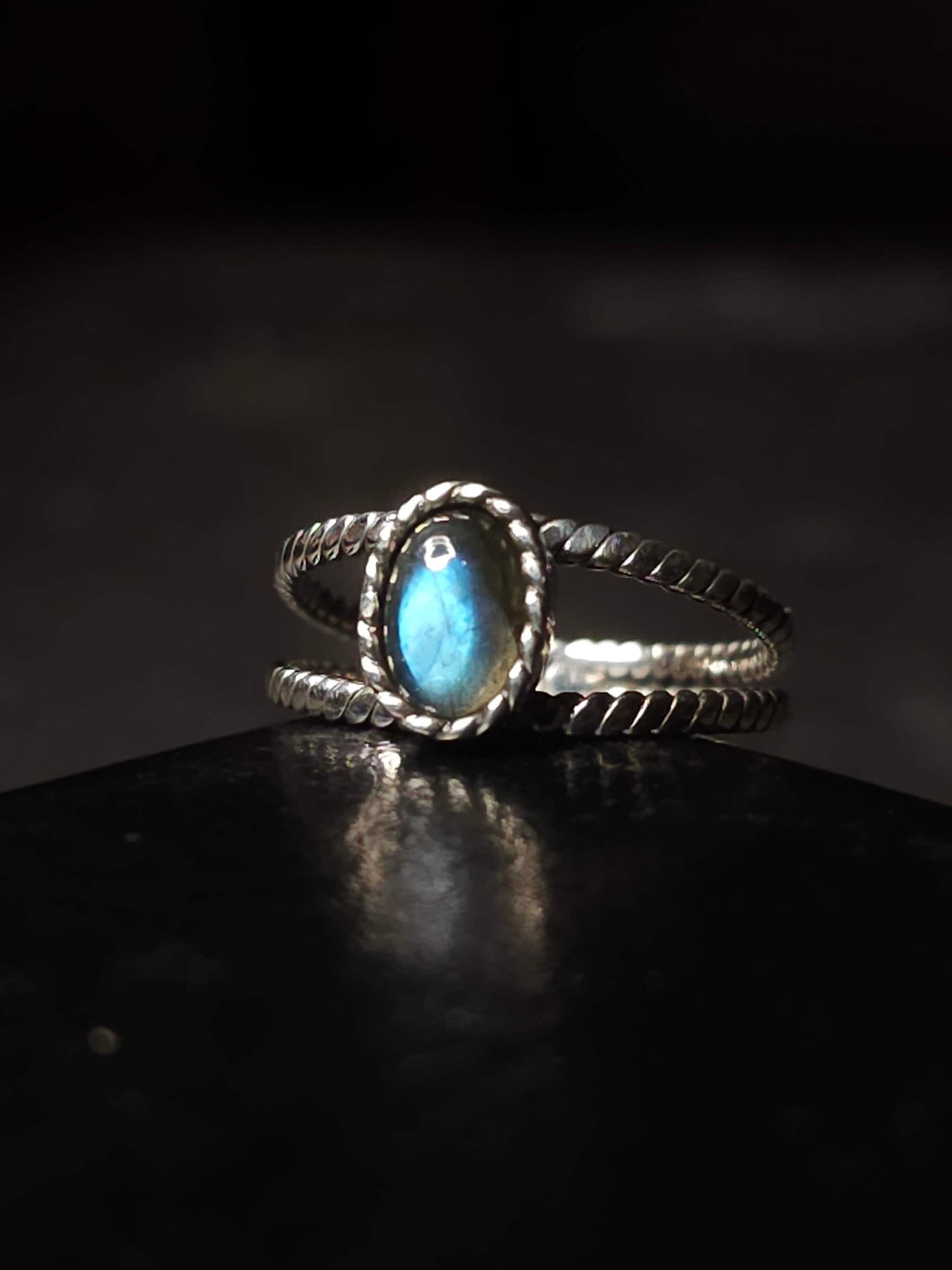 Ring UNIVERSAL Size 6 "APHRODITE" with Labradorite set in 925 Silver