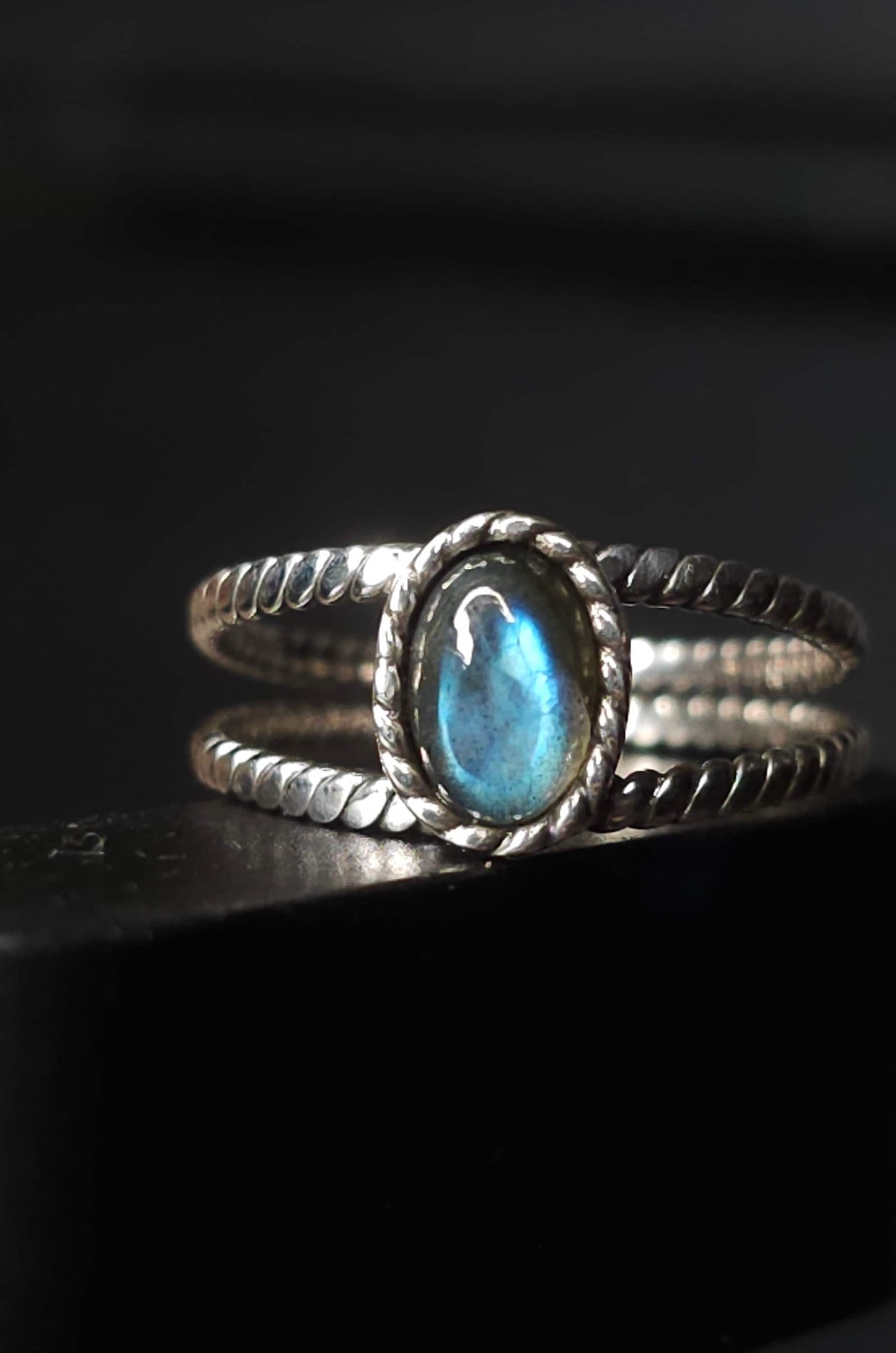 Ring UNIVERSAL Size 6 "APHRODITE" with Labradorite set in 925 Silver